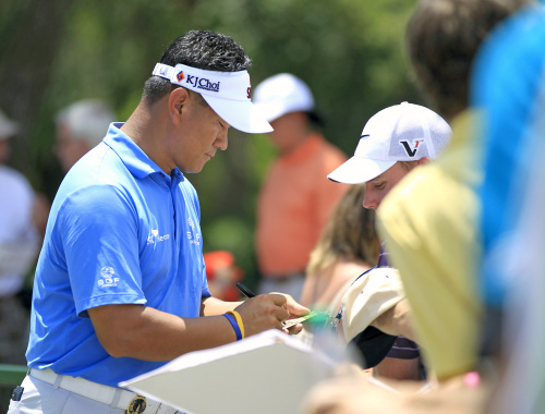 <YONHAP PHOTO-0093> K.J. Choi, of South Korea, sings autographs after finishing the ninth hole during a practice round in the Players Championship golf tournament, Wednesday, May 9, 2012, at Sawgrass in Ponte Vedra Beach, Fla. (AP Photo/John Raoux)/2012-05-10 05:30:11/ <저작권자 ⓒ 1980-2012 ㈜연합뉴스. 무단 전재 재배포 금지.>
Defending Players champion Choi Kyung-ju signs autographs after a practice round on Wednesday.  AP-Yonhap News