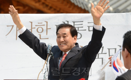 이재오 의원이 10일 국회 읭원동산에서 대선 출마선언을 하고 있다. 박현구 기자phko@heraldm.com 2012.05.10
이재오 의원이 10일 국회 읭원동산에서 대선 출마선언을 하고 있다. 박현구 기자phko@heraldm.com 2012.05.10
친이계의 좌장이었던 이재오 의원이 10일 국회 의원동산에서 대선출마를 선언하고 있다.  박현구 기자/phko@heraldm.com