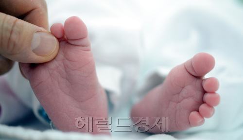 입양의 날을 하루 앞둔 10일 서울 서대문구 창천동에 위치한 입양전문기관인 동방사회복지회에서 운영하는 영아 일시보호소에 50여명의 영아들이 사랑의 손길을 기다리며 꿈을 꾸고 있다. 점차 개선되어지고 있는 국내입양 인식에 작년한해 이곳을 거처간 600여명의 아이들중 423명, 70% 정도의 영아들이 국내 가정에 입양이 되었다. 계속 늘어나는 추세이지만 이중에 공개입양을 계획했던 가정은 아직은 극소수며 상속문제와 양육이 편할거라는 선입관에 남아 보다는 여아를 선호하는 경향이라고 관계자는 전하고 있다. 해외에 경우는 입양에 있어 아이의 행복을 우선시 하지만 아직 국내입양 부모들의 입장을 본인들에 촛점이 맞춰져 있다는 안타까움을 전하고 있다. 일례로 장애아에 대한 입양은 국내에선 전무한 상태이지만 해외입양 부모들의 입장은 이런 아이일수록 부모의 보살핌이 필요하다는 인식에 입양을 하고 있다./ 안훈기자 rosedale@ 2012.05.10
입양의 날을 하루 앞둔 10일 서울 서대문구 창천동에 위치한 입양전문기관인 동방사회복지회에서 운영하는 영아 일시보호소에 50여명의 영아들이 사랑의 손길을 기다리며 꿈을 꾸고 있다. 점차 개선되어지고 있는 국내입양 인식에 작년한해 이곳을 거처간 600여명의 아이들중 423명, 70% 정도의 영아들이 국내 가정에 입양이 되었다. 계속 늘어나는 추세이지만 이중에 공개입양을 계획했던 가정은 아직은 극소수며 상속문제와 양육이 편할거라는 선입관에 남아 보다는 여아를 선호하는 경향이라고 관계자는 전하고 있다. 해외에 경우는 입양에 있어 아이의 행복을 우선시 하지만 아직 국내입양 부모들의 입장을 본인들에 촛점이 맞춰져 있다는 안타까움을 전하고 있다. 일례로 장애아에 대한 입양은 국내에선 전무한 상태이지만 해외입양 부모들의 입장은 이런 아이일수록 부모의 보살핌이 필요하다는 인식에 입양을 하고 있다./ 안훈기자 rosedale@ 2012.05.10
입양의 날을 하루 앞둔 10일 서울 서대문구 창천동에 위치한 입양전문기관인 동방사회복지회에서 운영하는 영아 일시보호소에 50여명의 영아들이 사랑의 손길을 기다리며 꿈을 꾸고 있다. 점차 개선되어지고 있는 국내입양 인식에 작년한해 이곳을 거처간 600여명의 아이들중 423명, 70% 정도의 영아들이 국내 가정에 입양이 되었다. 계속 늘어나는 추세이지만 이중에 공개입양을 계획했던 가정은 아직은 극소수며 상속문제와 양육이 편할거라는 선입관에 남아 보다는 여아를 선호하는 경향이라고 관계자는 전하고 있다. 해외에 경우는 입양에 있어 아이의 행복을 우선시 하지만 아직 국내입양 부모들의 입장을 본인들에 촛점이 맞춰져 있다는 안타까움을 전하고 있다. 일례로 장애아에 대한 입양은 국내에선 전무한 상태이지만 해외입양 부모들의 입장은 이런 아이일수록 부모의 보살핌이 필요하다는 인식에 입양을 하고 있다./ 안훈기자 rosedale@ 2012.05.10
11일은 ‘입양의 날’이다. 입양의 날을 하루 앞둔 10일 서울 서대문구 창천동에 위치한 입양전문기관인 동방사회복지회. 한 영아의  5cm도 안 되는 발바닥이 안쓰럽다. 아가야… 지금 너의 발은 작지만, 넌 나중에 거인의 발이 돼야 한다.  안훈 기자/rosedale@