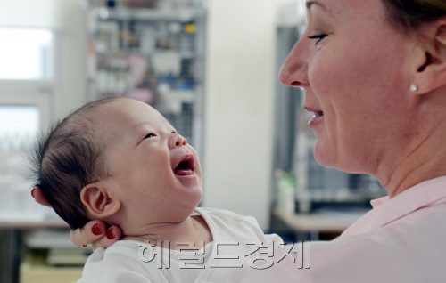 입양의 날을 하루 앞둔 10일 서울 서대문구 창천동에 위치한 입양전문기관인 동방사회복지회에서 운영하는 영아 일시보호소에 50여명의 영아들이 사랑의 손길을 기다리며 꿈을 꾸고 있다. 점차 개선되어지고 있는 국내입양 인식에 작년한해 이곳을 거처간 600여명의 아이들중 423명, 70% 정도의 영아들이 국내 가정에 입양이 되었다. 계속 늘어나는 추세이지만 이중에 공개입양을 계획했던 가정은 아직은 극소수며 상속문제와 양육이 편할거라는 선입관에 남아 보다는 여아를 선호하는 경향이라고 관계자는 전하고 있다. 해외에 경우는 입양에 있어 아이의 행복을 우선시 하지만 아직 국내입양 부모들의 입장을 본인들에 촛점이 맞춰져 있다는 안타까움을 전하고 있다. 일례로 장애아에 대한 입양은 국내에선 전무한 상태이지만 해외입양 부모들의 입장은 이런 아이일수록 부모의 보살핌이 필요하다는 인식에 입양을 하고 있다. 시설을 찾은 한 외국인 자원봉사자가 아이를 안고 사랑을 전하고 있다/ 안훈기자 rosedale@ 2012.05.10
입양의 날을 하루 앞둔 10일 서울 서대문구 창천동에 위치한 입양전문기관인 동방사회복지회에서 운영하는 영아 일시보호소에 50여명의 영아들이 사랑의 손길을 기다리며 꿈을 꾸고 있다. 점차 개선되어지고 있는 국내입양 인식에 작년한해 이곳을 거처간 600여명의 아이들중 423명, 70% 정도의 영아들이 국내 가정에 입양이 되었다. 계속 늘어나는 추세이지만 이중에 공개입양을 계획했던 가정은 아직은 극소수며 상속문제와 양육이 편할거라는 선입관에 남아 보다는 여아를 선호하는 경향이라고 관계자는 전하고 있다. 해외에 경우는 입양에 있어 아이의 행복을 우선시 하지만 아직 국내입양 부모들의 입장을 본인들에 촛점이 맞춰져 있다는 안타까움을 전하고 있다. 일례로 장애아에 대한 입양은 국내에선 전무한 상태이지만 해외입양 부모들의 입장은 이런 아이일수록 부모의 보살핌이 필요하다는 인식에 입양을 하고 있다. 시설을 찾은 한 외국인 자원봉사자가 아이를 안고 사랑을 전하고 있다/ 안훈기자 rosedale@ 2012.05.10
입양의 날을 하루 앞둔 10일 서울 서대문구 창천동에 위치한 입양전문기관인 동방사회복지회에서 운영하는 영아 일시보호소에 50여명의 영아들이 사랑의 손길을 기다리며 꿈을 꾸고 있다. 점차 개선되어지고 있는 국내입양 인식에 작년한해 이곳을 거처간 600여명의 아이들중 423명, 70% 정도의 영아들이 국내 가정에 입양이 되었다. 계속 늘어나는 추세이지만 이중에 공개입양을 계획했던 가정은 아직은 극소수며 상속문제와 양육이 편할거라는 선입관에 남아 보다는 여아를 선호하는 경향이라고 관계자는 전하고 있다. 해외에 경우는 입양에 있어 아이의 행복을 우선시 하지만 아직 국내입양 부모들의 입장을 본인들에 촛점이 맞춰져 있다는 안타까움을 전하고 있다. 일례로 장애아에 대한 입양은 국내에선 전무한 상태이지만 해외입양 부모들의 입장은 이런 아이일수록 부모의 보살핌이 필요하다는 인식에 입양을 하고 있다. 시설을 찾은 한 외국인 자원봉사자가 아이를 안고 사랑을 전하고 있다/ 안훈기자 rosedale@ 2012.05.10