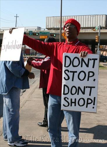 Jeffrey Muhammad leads a protest at Thomas Pak’s gas station on Jan. 30, accusing the owner of making racial slurs. News Korea