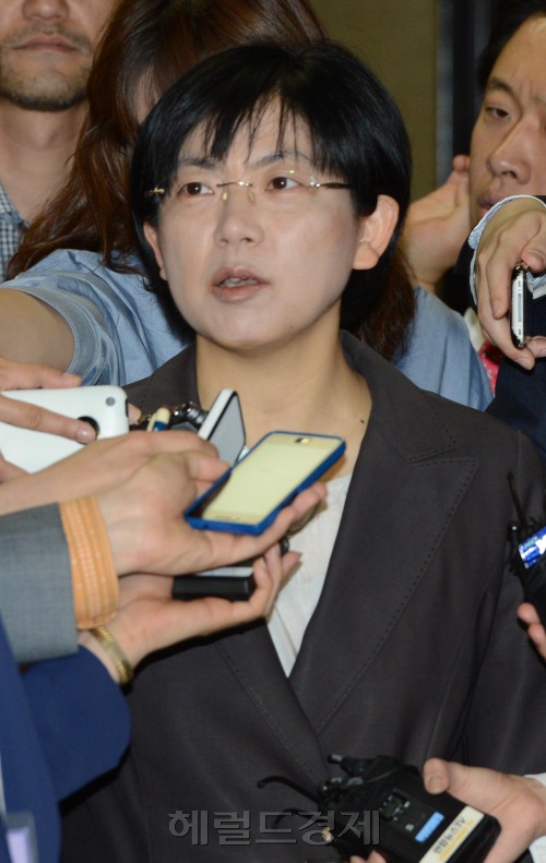 통합진보당 이정희 공동대표가 10일 국회에서 비공개로 열리는 대표단회의에 들어가며 기자의 질문에 답하고 있다. 박현구 기자phko@heraldm.com 2012.05.10