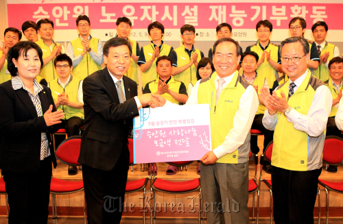KESI head Gong Chang-seok (second from right) donates money to Suwon Bohun Nursing Home at a ceremony on Thursday.   KESI