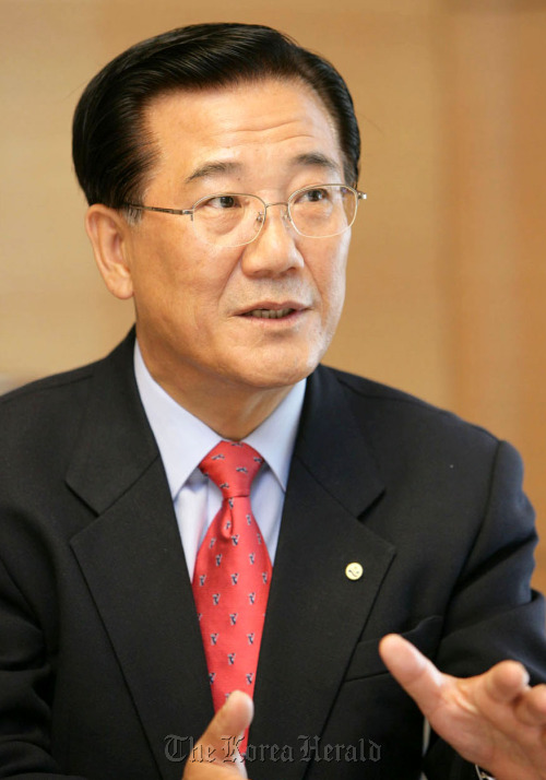 <YONHAP PHOTO-1242> "전남인구 늘리겠다"<br />(무안=연합뉴스) 여운창 기자 = 박준영 전남지사 당선자는 11일 연합뉴스와의 인터뷰에서 민선5기 도정목표로 2천개 기업유치와 10만개 일자리 창출을 통해 전남인구의 감소세를 반전시키겠다고 밝혔다. <<지방기사 참고>> 2010.6.11 <br />betty@yna.co.kr/2010-06-11 13:43:41/<br /><저작권자 ⓒ 1980-2010 ㈜연합뉴스. 무단 전재 재배포 금지.>
Park Joon-yung