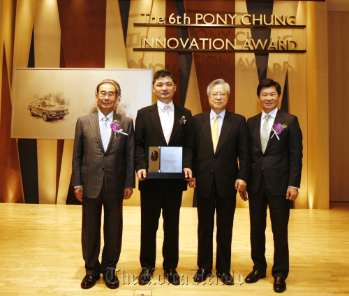 Kakao Talk chairman Kim Beom-su (second from left) poses with Kim Jin-hyun (left), head of the Pony Chung Foundation, KT Corp. chairman Lee Suk-chae (third from left) and Hyundai Development Co. chairman Chung Mong-gyu after winning the foundation’s innovation award on Thursday.    Pony Chung Foundation