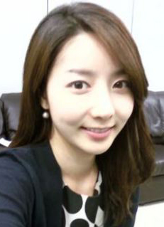 양승은(아나운서)
양승은 MBC 아나운서가 노조 탈퇴 후 방송에 복귀하면서 주말 뉴스데스크 앵커 자리를 꿰차 보은인사라는 비판이 일고 있다.