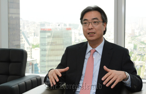 김우상 한국국제교류재단이사장.<br />정희조 기자/checho@heraldm.com 120507
Kim Woo-sang, president of Korea Foundation Chung Hee-cho/The Korea Herald