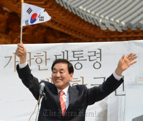 이재오 의원이 10일 국회 읭원동산에서 대선 출마선언을 하고 있다. 박현구 기자phko@heraldm.com 2012.05.10
Lee Jae-oh waves the national flag as he declares his bid to join the ruling Saenuri Party’s presidential primary at the National Assembly on Thursday.  Park Hyun-koo/The Korea Herald