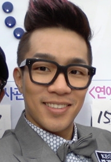 상추(가수)
힙합 듀오 마이티마우스 멤버 상추가 공익 판정을 받았으나 현역 입대를 하겠다는 뜻을 전했다.