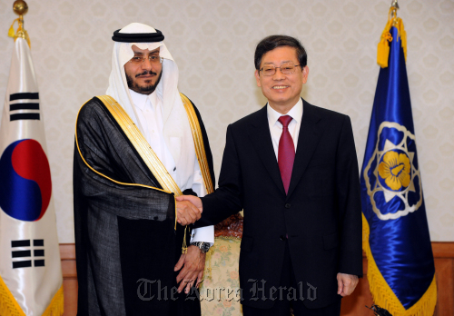 Prime Minister Kim Hwang-sik greets Saudi Arabia’s Housing Minister Shuwaish Al-Duwaihi before holding talks at his office in Seoul on Thursday.  Yonhap News