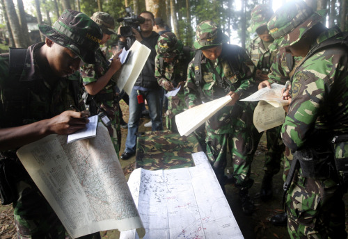 Indonesian soldiers read maps at Taman Nasional Halimun Salak in Sukabumi, West Java, Indonesia, Thursday morning. (AP-Yonhap News)