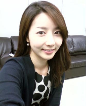 양승은(아나운서)
양승은 MBC 아나운서가 노조 탈퇴 후 방송에 복귀하면서 주말 뉴스데스크 앵커 자리를 꿰차 보은인사라는 비판이 일고 있다.