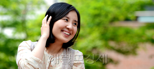 정이현 소설가 인터뷰. 박현구 기자phko@heraldm.com 2012.05.08
정이현 소설가 인터뷰. 박현구 기자phko@heraldm.com 2012.05.08