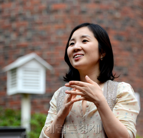 정이현 소설가 인터뷰. 박현구 기자phko@heraldm.com 2012.05.08
정이현 소설가 인터뷰. 박현구 기자phko@heraldm.com 2012.05.08