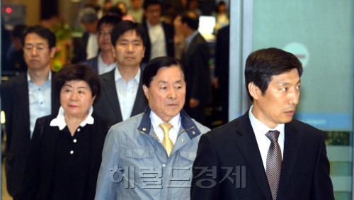 미국 현지를 방문한 광우병 합동조사단이 11일 새벽 인천국제공항을 통해 귀국하고 있다.<br />김명섭 기자 msiron@
광우병이 발병한 미국 현지 조사에 나섰던 민관합동조사단이 11일 새벽 인천국제공항을 통해 귀국하고 있다.  김명섭 기자/msiron@heraldm.com