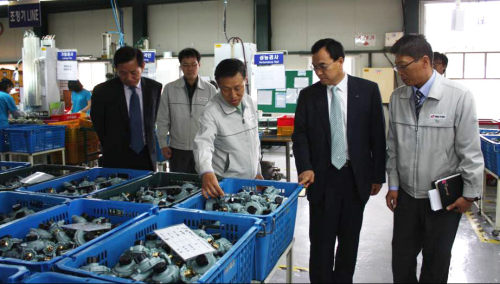 <YONHAP PHOTO-1222> 한국가스안전公 전대천 사장 가스안전 현장 점검 (서울=연합뉴스) 한국가스안전공사 전대천 사장이 10일 화영상사 가스용품 제조공장 방문, 가스용품 제조시설을 점검하고 있다. 2012.5.10 << 한국가스안전공사 >> photo@yna.co.kr/2012-05-10 17:17:17/ <저작권자 ⓒ 1980-2012 ㈜연합뉴스. 무단 전재 재배포 금지.>
<YONHAP PHOTO-1222> 한국가스안전公 전대천 사장 가스안전 현장 점검 (서울=연합뉴스) 한국가스안전공사 전대천 사장이 10일 화영상사 가스용품 제조공장 방문, 가스용품 제조시설을 점검하고 있다. 2012.5.10 << 한국가스안전공사 >> photo@yna.co.kr/2012-05-10 17:17:17/ <저작권자 ⓒ 1980-2012 ㈜연합뉴스. 무단 전재 재배포 금지.>
<YONHAP PHOTO-1222> 한국가스안전公 전대천 사장 가스안전 현장 점검 (서울=연합뉴스) 한국가스안전공사 전대천 사장이 10일 화영상사 가스용품 제조공장 방문, 가스용품 제조시설을 점검하고 있다. 2012.5.10 << 한국가스안전공사 >> photo@yna.co.kr/2012-05-10 17:17:17/ <저작권자 ⓒ 1980-2012 ㈜연합뉴스. 무단 전재 재배포 금지.>
<YONHAP PHOTO-1222> 한국가스안전公 전대천 사장 가스안전 현장 점검 (서울=연합뉴스) 한국가스안전공사 전대천 사장이 10일 화영상사 가스용품 제조공장 방문, 가스용품 제조시설을 점검하고 있다. 2012.5.10 << 한국가스안전공사 >> photo@yna.co.kr/2012-05-10 17:17:17/ <저작권자 ⓒ 1980-2012 ㈜연합뉴스. 무단 전재 재배포 금지.>