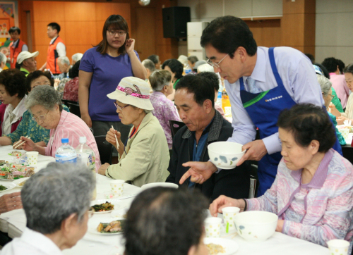 <YONHAP PHOTO-1172> 농협유통, 지역어르신초청 문화잔치 (서울=연합뉴스) ㈜농협유통 강홍구 대표와 임직원들이 10일 잠실종합사회복지관과 함께 지역노인 초청 문화잔치를 개최, 어르신들에게 음식을 대접하고 있다. 2012.5.10 photo@yna.co.kr/2012-05-10 16:59:03/Media Only <저작권자 ⓒ 1980-2012 ㈜연합뉴스. 무단 전재 재배포 금지.>
<YONHAP PHOTO-1172> 농협유통, 지역어르신초청 문화잔치 (서울=연합뉴스) ㈜농협유통 강홍구 대표와 임직원들이 10일 잠실종합사회복지관과 함께 지역노인 초청 문화잔치를 개최, 어르신들에게 음식을 대접하고 있다. 2012.5.10 photo@yna.co.kr/2012-05-10 16:59:03/Media Only <저작권자 ⓒ 1980-2012 ㈜연합뉴스. 무단 전재 재배포 금지.>