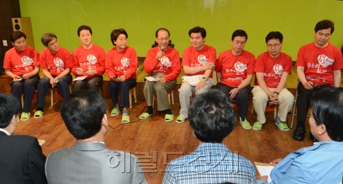 새누리당  5ㆍ15전당대회에 출마한 후보들이 11일  1박2일 ‘쓴소리 듣기 투어’에 나섰다. 현장을 찾아 각계각층으로부터 ‘쓴소리’를 듣기로 한 것으로 ‘돈 안들고, 조용하고, 국민 눈높이에 맞춘 선거’를 위한다는 취지로  수원에서는 어린이집으로 가 보육문제 전문가들의 조언을 듣고 있다. 박현구 기자phko@heraldm.com 2012.05.11
5·15 전당대회에 출마한 새누리당 당권주자가 1박2일로 ‘쓴소리 듣기 투어’에 나섰다. 11일 황우여 전 원내대표 등 9명의 후보는 수원에 있는 어린이집을 방문, 보육문제 전문가로부터 조언을 들었다. 1박2일 일정은 트위터 등 SNS(소셜네트워크서비스)를 통해 실시간 중계된다.  수원=박현구 기자/phko@