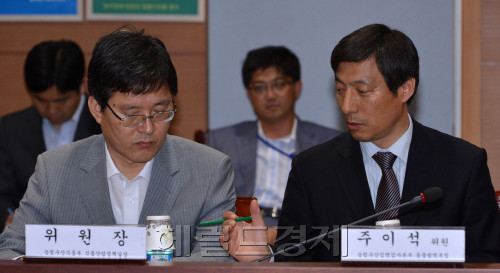 11일 오전 정부과천청사 농식품부 화상회의실에서 오늘새벽 귀국한 미국광우병관련 현지조사단이 참석한 가운데 중앙가축방역협의회가  여인홍위원장의 주재로 열렸다.<br />여위원장과 주이석 조사단장이 이야기를 나누고 있다.<br />이상섭 기자. babtong@heraldm.com 2012.05.11
Delegation chief Joo Yi-seok (right) talks to an official at a briefing session on Friday.   Lee Sang-sub/The Korea Herald