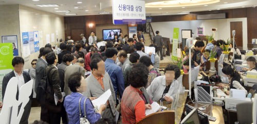 저축은행에 대한 3차 구조조정 발표가 임박한 4일 오전 서울 강남구 대치동 한 저축은행 본점에서 시민들이 예금을 찾으려고 줄서 있다.<br />김명섭 기자 msiron@
저축은행이 20여개 이상 퇴출되는 등 서민금융기관이 잇따라 쓰러지는 가운데 정부의 서민금융 지원기관은 이용하기가 쉽지 않아 금융취약계층이 불법 사금융으로 내몰리고 있다. 사진은 저축은행 창구. [헤럴드경제 사진DB]