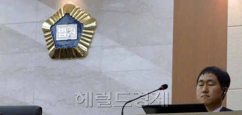 시각장애인 판사인 최영 재판관이 11일 오전 서울북부지방법원에서 판결에 참석하고 있다. 시각장애인이라 이어폰을 꽂고 사건내용을 듣고 있다.<br />김명섭 기자 msiron@
시각장애인 판사인 최영 재판관이 11일 오전 서울북부지방법원에서 판결에 참석하고 있다. 시각장애인이라 이어폰을 꽂고 사건내용을 듣고 있다.
김명섭 기자 msiron@
국내 최초의 시각장애인 판사인 최영 재판관이 11일 오전 서울북부지방법원에서 판결에 참석하고 있다. 시각장애인인 최 판사는 사건 피의자, 피해자 등을 볼 수 없어 이어폰을 꽂고 사건내용을 듣고 있다. 최 판사가 눈으로 채 볼 수없는 진실을 가려 판결 해주기를 기대한다.  김명섭 기자/msiron@heraldm.com