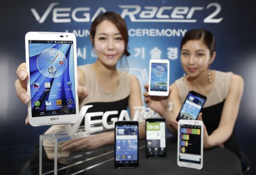 팬택이 ‘LTE 원칩’ 프로세서, 최초 대화형 한국어 음성인식 동작 기능 등을 갖춘 ‘베가레이서2’를 이동통신 3사를 통해 11일 출시했다. 베가레이서2는 통화, 음악 감상 중 소모되는 전력을 줄이고, 동영상 재생 시에도 색에 따른 밝기를 자동으로 조절해주는 전력 효율을 최대 강점으로 내세우고 있다. 출고가는 91만 3000원이다.  [사진제공=팬택]