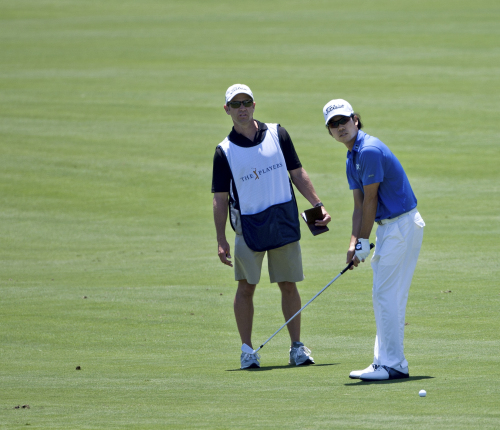 <YONHAP PHOTO-0090> Kevin Na , from Las Vegas, Nevada, and his caddy Kenny Harus line up a fairway shot on hole nine in the first round of THE PLAYERS Championship PGA golf tournament in Ponte Vedra Beach, Florida on May 10, 2012. UPI/Mark Wallheiser/2012-05-11 05:50:19/ <저작권자 ⓒ 1980-2012 ㈜연합뉴스. 무단 전재 재배포 금지.>
Kevin Na and his caddy Kenny Harus line up a fairway shot on hole nine in the first round of The Players Championship PGA golf tournament in Ponte Vedra Beach, Florida, Thursday.  UPI-Yonhap News