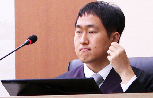<YONHAP PHOTO-0460> 시각장애 최영 판사 (서울=연합뉴스) 김연정 기자 = 한국 사법 사상 첫 시각장애인 판사인 최영 판사가 11일 오전 서울 도봉구 도봉동 서울북부지방법원에서 재판 하는 모습이 언론에 공개되고 있다. 2012.5.11 maum@yna.co.kr/2012-05-11 11:01:01/ <저작권자 ⓒ 1980-2012 ㈜연합뉴스. 무단 전재 재배포 금지.>
Korea’s first sight-impaired judge Choi Young holds a trial at the Seoul Northern District Court on Friday.  Kim Myung-sub/The Korea Herald