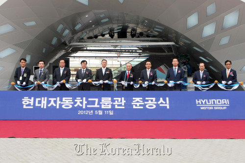 Hyundai Motor Group vice chairman Chung Eui-sun (third from left) poses during an event to celebrate the establishment of the automaker’s pavilion in the Yeosu Expo site on Friday.  Hyundai Motor