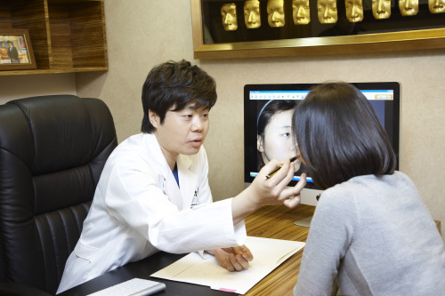 브라운성형외과의 김귀락 원장은 “미인의 이상적인 코는 코의 좌우가 대칭적이고, 얼굴 크기에 비례해 1/3 정도의 길이보다 살짝 작은 것을 유지하며 콧대가 부드러우면서 코끝은 자연스러우면서도 오똑해야 한다. 코성형은 이러한 이상적인 코모양 뿐만 아니라 얼굴을 구성하고 있는 T존라인 특히, 이마와 턱과의 조화를 고려해 시술을 결정해야 한다.”고 설명한다.