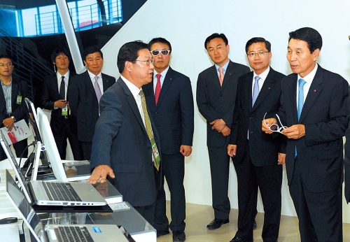 Performers pose after the opening ceremony for Samsung Pavilion.
(Park Hae-mook/The Korea Herald)
LG Chem CEO Kim Bahn-suk (right) visits LG Pavilion.
(Park Hae-mook/The Korea Herald)