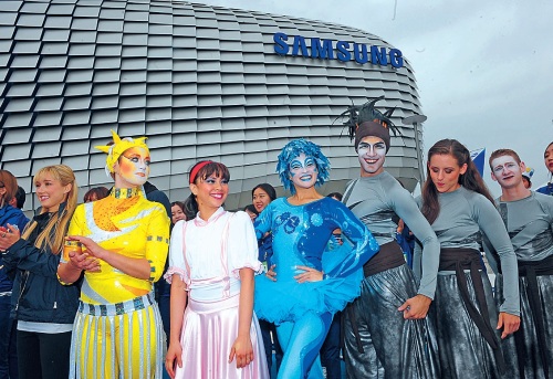 Performers pose after the opening ceremony for Samsung Pavilion.
(Park Hae-mook/The Korea Herald)
LG Chem CEO Kim Bahn-suk (right) visits LG Pavilion.
(Park Hae-mook/The Korea Herald)