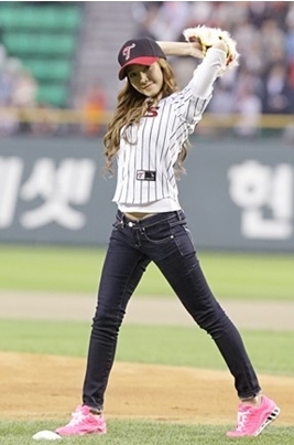 제시카는 이날 완벽한 시구폼으로 시선을 모았지만, 이내 공이 2m 앞 그라운드에 내리 꽂히는 '패대기 시구'를 선보였다.