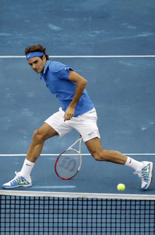 <YONHAP PHOTO-0257> Switzerland's Roger Federer returns a ball to Janko Tipsarevic from Serbia during a Madrid Open tennis tournament semifinal match in Madrid, Spain, Saturday, May 12, 2012. (AP Photo/Alberto Di Lolli)/2012-05-13 06:14:05/ <저작권자 ⓒ 1980-2012 ㈜연합뉴스. 무단 전재 재배포 금지.>
Roger Federer returns a shot against Janko Tipsarevic on Saturday.  AP-Yonhap News