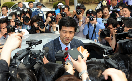 문대성(교수, 정당인)
<YONHAP PHOTO-0775> 문대성 기자회견 취소 (서울=연합뉴스) 박철홍 기자 = 논문 표절 의혹을 받고 있는 문대성 새누리당 부산 사하갑 당선자가 18일 오후 서울 여의도 국회에서 예정된 기자회견을 돌연 취소하고 돌아가고 있다. 2012.4.18 pch80@yna.co.kr/2012-04-18 15:20:44/ <저작권자 ⓒ 1980-2012 ㈜연합뉴스. 무단 전재 재배포 금지.>
Moon Dae-sung