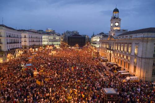 <YONHAP PHOTO-0381> Spain's "indignants" protesters demonstrate at the Puerta del Sol square in Madrid on May 12, 2012, to decry economic injustice in a show of strength one year after their birth shook the political establishment. The marches will launch a four-day protest that will end on May 15, the anniversary of the movement's birth -- a date that led them to being dubbed 15-M. AFP PHOTO/ Pedro ARMESTRE../2012-05-13 06:32:24/ <저작권자 ⓒ 1980-2012 ㈜연합뉴스. 무단 전재 재배포 금지.>
Spain’s “indignant” protesters demonstrate at the Puerta del Sol square in Madrid on Saturday.  AFP-Yonhap News