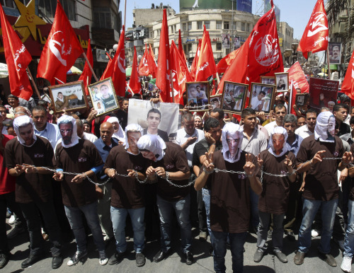 <YONHAP PHOTO-0781> Palestinians wear hoods with printed faces of Palestinian prisoners on hunger strike in Israeli jails during a support rally in Nablus, West Bank, to demand better conditions in Israeli jails, Saturday, May 12, 2012. (AP Photo/Nasser Ishtayeh)/2012-05-12 20:51:58/ <저작권자 ⓒ 1980-2012 ㈜연합뉴스. 무단 전재 재배포 금지.>
Palestinians wear hoods with printed faces of Palestinian prisoners on hunger strike in Israeli jails during a support rally in Nablus, West Bank, to demand better conditions in Israeli jails on Saturday.  AP-Yonhap News