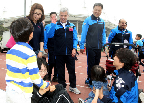 가정의 달 맞아'한국지엠 가족 대동 한마당'개최! 한국지엠이 12일 인천 문학 보조경기장에서 임직원들과 그 가족들을 초청하여 격의 없는 소통으로 상생의 노사관계를 구축한을 물론 회사발전을 위한 결속의 시간을 갖기 위한 '한국지엠 가족 대동 한마당'을 개최하고 있다. 세르지오 호샤 사장이 대동제에 참가한 직원들과 호흡하며 격려의 시간을 갖고 있다./ 한국지엠 제공 2012.05.12
가정의 달 맞아'한국지엠 가족 대동 한마당'개최! 한국지엠이 12일 인천 문학 보조경기장에서 임직원들과 그 가족들을 초청하여 격의 없는 소통으로 상생의 노사관계를 구축한을 물론 회사발전을 위한 결속의 시간을 갖기 위한 '한국지엠 가족 대동 한마당'을 개최하고 있다. 세르지오 호샤 사장이 대동제에 참가한 직원들과 호흡하며 격려의 시간을 갖고 있다./ 한국지엠 제공 2012.05.12