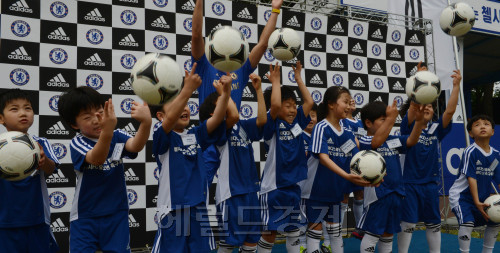 13일 아디다스가 어린이대공원 잔디축구장에서 '첼시 FC유소년 클리닉'을 진행하고 있다. 이 행사는 150명의 어린이를 선발,첼시 유소년 코칭스테프에게 프리미어리그 유소년 프로그램을 직접 체험케하는 프로그램이다.<br />정희조 기자/checho@heraldm.com 120513
13일 아디다스가 어린이대공원 잔디축구장에서 '첼시 FC유소년 클리닉'을 진행하고 있다. 이 행사는 150명의 어린이를 선발,첼시 유소년 코칭스테프에게 프리미어리그 유소년 프로그램을 직접 체험케하는 프로그램이다.
정희조 기자/checho@heraldm.com 120513