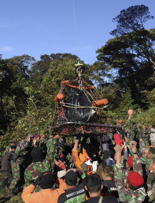 <YONHAP PHOTO-0735> Indonesian soldiers and rescuers load a victim of Wednesday's plane crash onto a helicopter at the site in Mount Salak, Bogor, West Java, Indonesia, Saturday, May 12, 2012. Search teams retrieved some remains of the 45 people aboard a Russian-made plane that crashed into the volcano during a demonstration flight. (AP Photo)/2012-05-12 19:47:02/ <저작권자 ⓒ 1980-2012 ㈜연합뉴스. 무단 전재 재배포 금지.>
Indonesian soldiers and rescuers load a victim of Wednesday’s plane crash onto a helicopter at the site in Mount Salak, Bogor, West Java on Saturday.  AP-Yonhap News