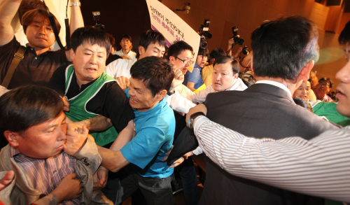 <YONHAP PHOTO-0899> 멱살 잡힌 진상조사위원장 (고양=연합뉴스) 백승렬 기자 = 통합진보당 비례대표 선거 부정관련 진상조사위원장이었던 조준호 공동대표가 12일 고양시 킨텍스에서 열린 제1차 중앙위원회의에서 강령개정을 통과시키고 나서 단상에 난입한 당원에게 멱살을 잡히고 있다. 2012. 5. 12 srbaek@yna.co.kr/2012-05-12 22:42:12/ <저작권자 ⓒ 1980-2012 ㈜연합뉴스. 무단 전재 재배포 금지.>
Cho Joon-ho (left), one of the four co-leaders of the Unified Progressive Party, is grabbed by the collar by a party member during the party’s central committee meeting at a convention center in Ilsan, northwest of Seoul, on Saturday.  Yonhap News
Cho Joon-ho (left), one of the four co-leaders of the Unified Progressive Party, is grabbed by the collar by a party member during the party’s central committee meeting at a convention center in Ilsan, northwest of Seoul, on Saturday.  Yonhap News
Cho Joon-ho (left), one of the four co-leaders of the Unified Progressive Party, is grabbed by the collar by a party member during the party’s central committee meeting at a convention center in Ilsan, northwest of Seoul, on Saturday.  Yonhap News
Cho Joon-ho (left), one of the four co-leaders of the Unified Progressive Party, is grabbed by the collar by a party member during the party’s central committee meeting at a convention center in Ilsan, northwest of Seoul, on Saturday.  Yonhap News