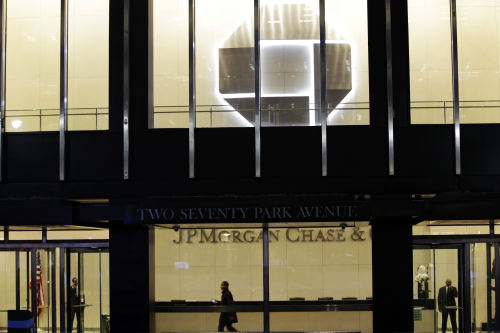 <YONHAP PHOTO-0367> People walk inside the lobby of a JPMorgan Chase building Thursday, May 10, 2012, in New York. JPMorgan Chase, the largest bank in the United States, said Thursday that it lost $2 billion in the past six weeks in a trading portfolio designed to hedge against risks the company takes with its own money. The company's stock plunged almost 7 percent in after-hours trading after the loss was announced. Other bank stocks, including Citigroup and Bank of America, suffered heavy losses as well. (AP Photo/Frank Franklin II)/2012-05-11 10:19:39/ <저작권자 ⓒ 1980-2012 ㈜연합뉴스. 무단 전재 재배포 금지.>
People walk inside the lobby of a JPMorgan Chase building in New York.   AP-Yonhap News