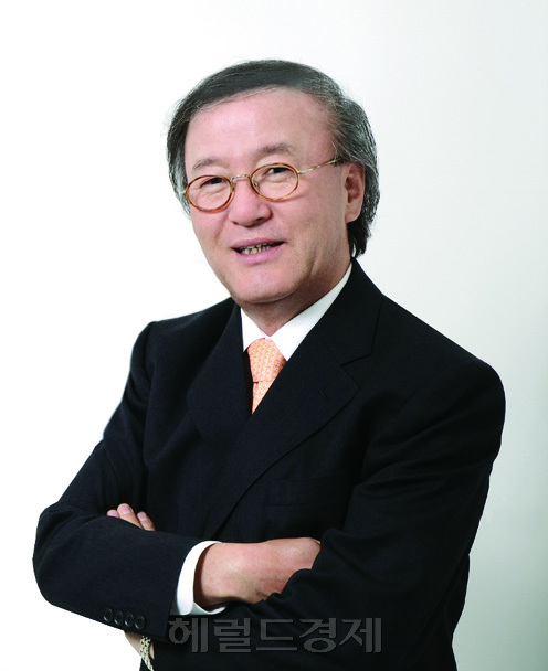 윤윤수(기업인)
휠라코리아(주)는 윤윤수<사진> 휠라 글로벌 회장 겸 아쿠쉬네트 회장이 동양인 최초로 ‘국제 테니스 명예의 전당’ 공동의장으로 임명되었다고 12일 밝혔다.