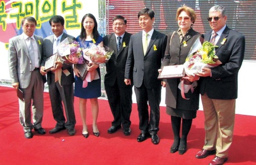 Gulden Saribas (second from right) and Tan Siew Eng (third from left) accept their honorary citizenship
of Seongbuk-gu along with Bhanu Shrestha (second from left) at a residents’ day ceremony on May 7.
Kirsty Taylor/The Korea Herald