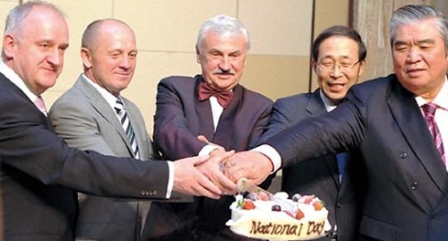 Polish Ambassador Krzysztof Majka (center) cuts a cake to celebrate
his Country’s Constitution Day at an event in Seoul on
Wednesday. (Polish Embassy)