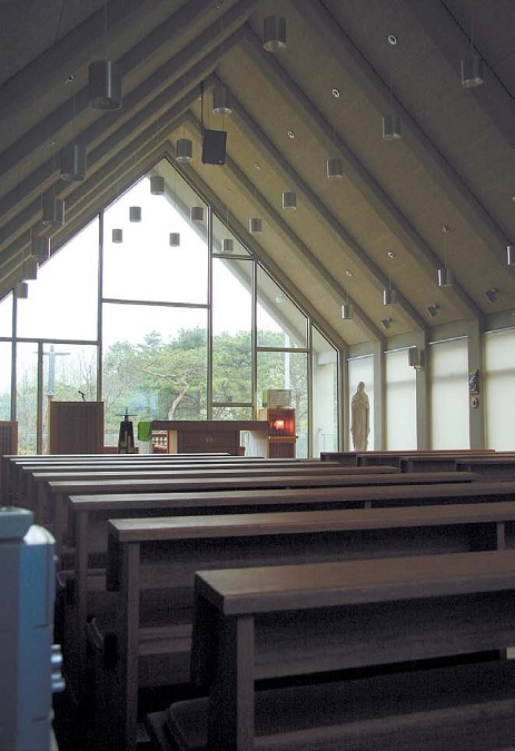e interior of Seonggeo-san Catholic Church, which affords views of the surroundings(Photo by Park Jong Min)