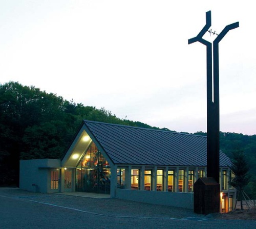 Seonggeo-san Catholic Church is located in Seonggeo-san shrine near Cheonan, South Chungcheong Province. Its primitive roof and transparent glass wall convey the meaning of a martyr’s life.(Photo by Park Jong Min)