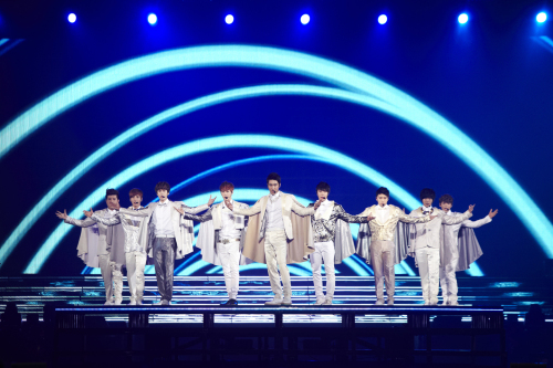 슈퍼주니어(가수)
그룹 슈퍼주니어가 도쿄돔에서 열린 월드 투어 ‘슈퍼쇼4’를 통해 한류열풍의 새로운 역사를 썼다.