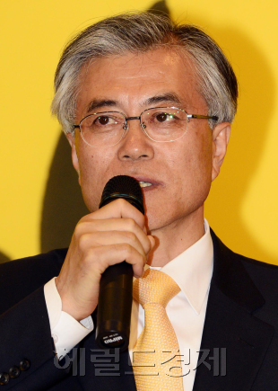 문재인(사회기관단체인, 전 정무직공무원)
민주통합당 6ㆍ9 전당대회를 앞두고 야권 잠룡들의 ‘대권 행보’도 사실상 초읽기에 들어갔다. 문재인 상임고문이 가장 먼저 대권도전을 선언할 것으로 예측되는 가운데 다른 주자들도 출마 시기를 저울질하고 있다.