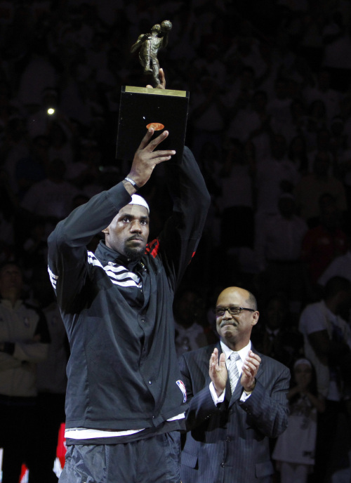 <YONHAP PHOTO-0502> Miami Heat forward LeBron James holds up his NBA MVP trophy before the start of Game 1 in an NBA basketball Eastern Conference semifinal playoff series against the Indiana Pacers, Sunday, April 13, 2012, in Miami. (AP Photo/Wilfredo Lee)/2012-05-14 09:50:16/ <저작권자 ⓒ 1980-2012 ㈜연합뉴스. 무단 전재 재배포 금지.>
Miami Heat forward LeBron James holds up his NBA MVP trophy before the start of Game 1 on Sunday.  AP-Yonhap News
